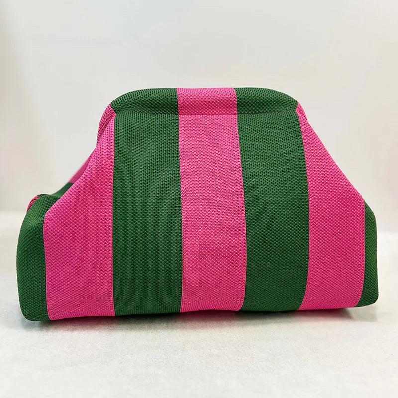 Pochette de plage crochet faite à la main avec des rayures verticales rose et vert.