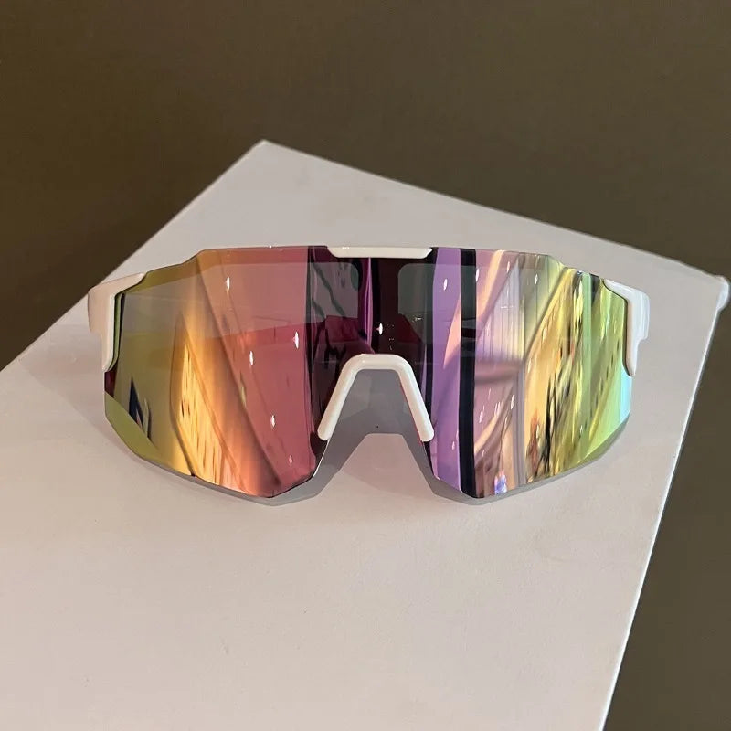 Un par de gafas de ciclismo polarizadas con lente iridiscente multicolor sobre una superficie blanca.