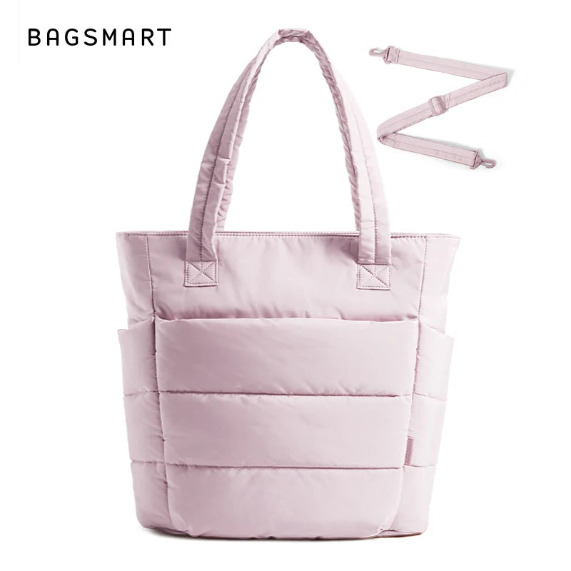 Sac fourre-tout matelassé rose pâle avec une sangle assortie, sur fond blanc.