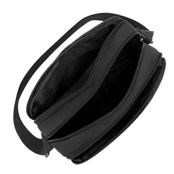 Schwarze, strapazierfähige Nylon-Schultertasche mit Reißverschluss oben und Trageriemen, von oben gezeigt.