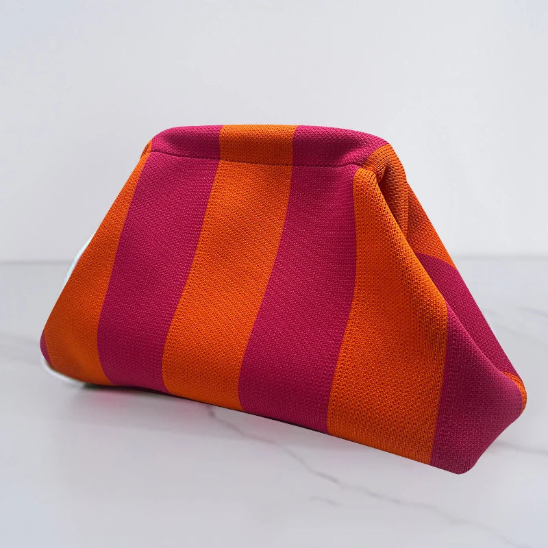 Pochette en crochet rayé tissé, orange et magenta, vue de côté.