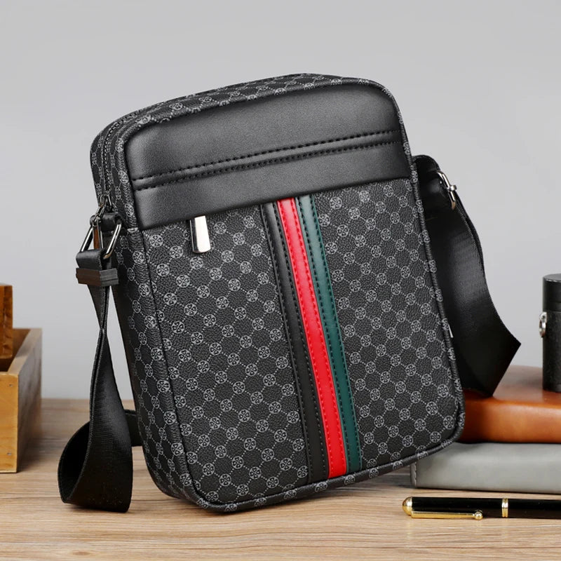 Bolso cruz de cuadros negros con rayas rojas y verdes sobre una superficie de madera.