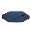 Dunkelblaue minimalistische Lauf-Tauschtasche von der Seite.