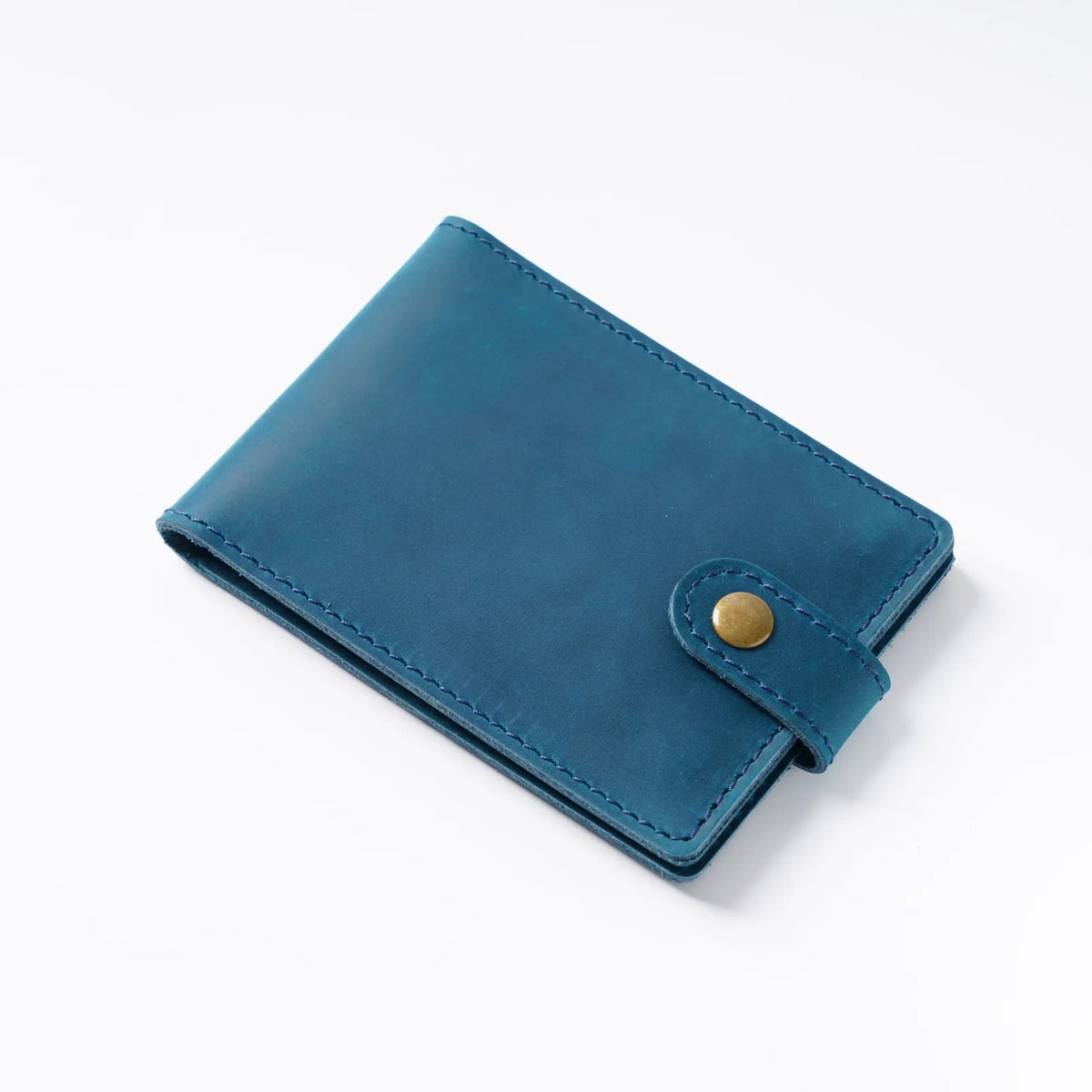 Portefeuille bi-plis en cuir véritable bleu sarcelle avec fermeture à cliquet couleur laiton.