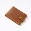 Portefeuille pliable en cuir véritable marron avec fermeture à points, vu de dessus.