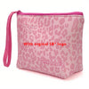 Bolsa cosmética de estampado leopardo rosa con correa rosa y texto en la parte delantera