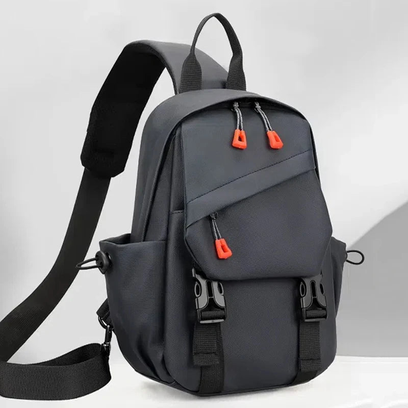 Sac de sport pour homme gris foncé avec sangles noires et accents orange.