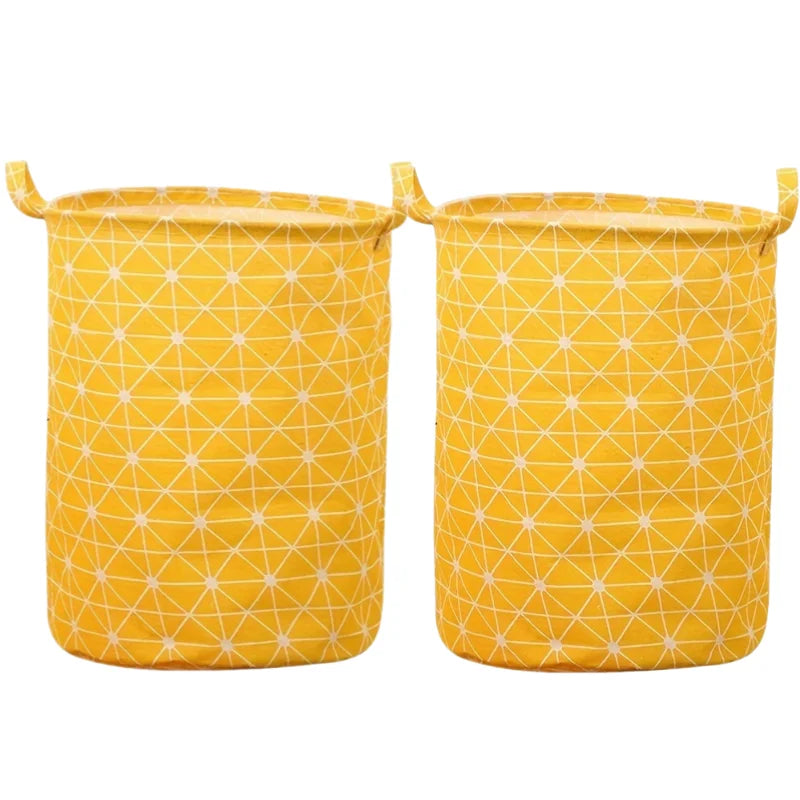 Deux paniers à linge en tissu jaune vif avec un motif géométrique blanc.