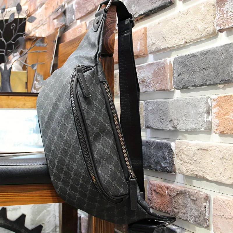 Sac bandoulière noir gris foncé homme de designer, suspendu sur une surface en bois.