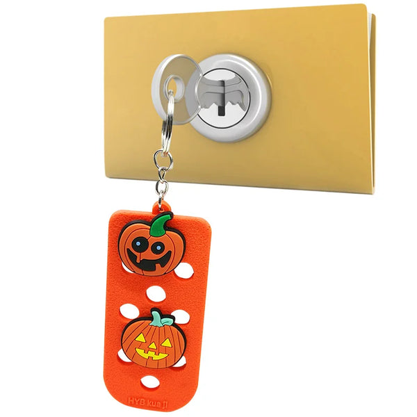 Charm de citrouille en silicone orange, clé USB accrochée à une clé dorée.