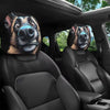 Dos protectores de reposacabezas con temática de perros instalados en el interior de un vehículo.