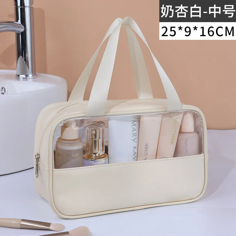 Beige Kosmetik- und Badezubehörtasche mit Henkeln, die verschiedene Schönheitsprodukte zeigt.