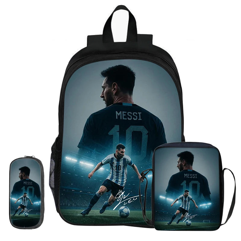 Schwarzer Rucksack mit Bildern von Lionel Messi beim Fußballspielen.