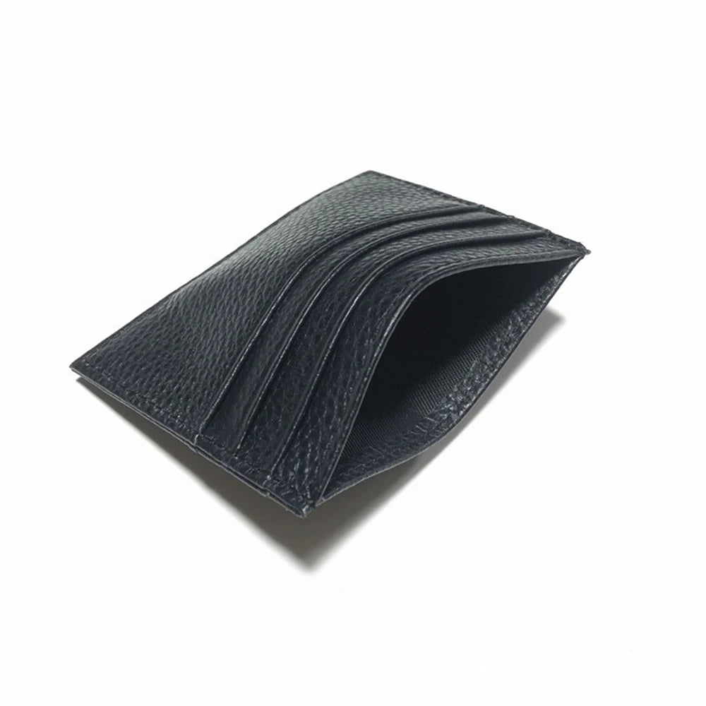 Schwarzes echtes Kuhfell-Ausweis-Wallet, gefaltet und auf weißem Hintergrund