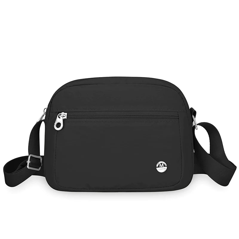Schwarze Nylon-Crossbody-Tasche mit Trageriem gegen weißen Hintergrund