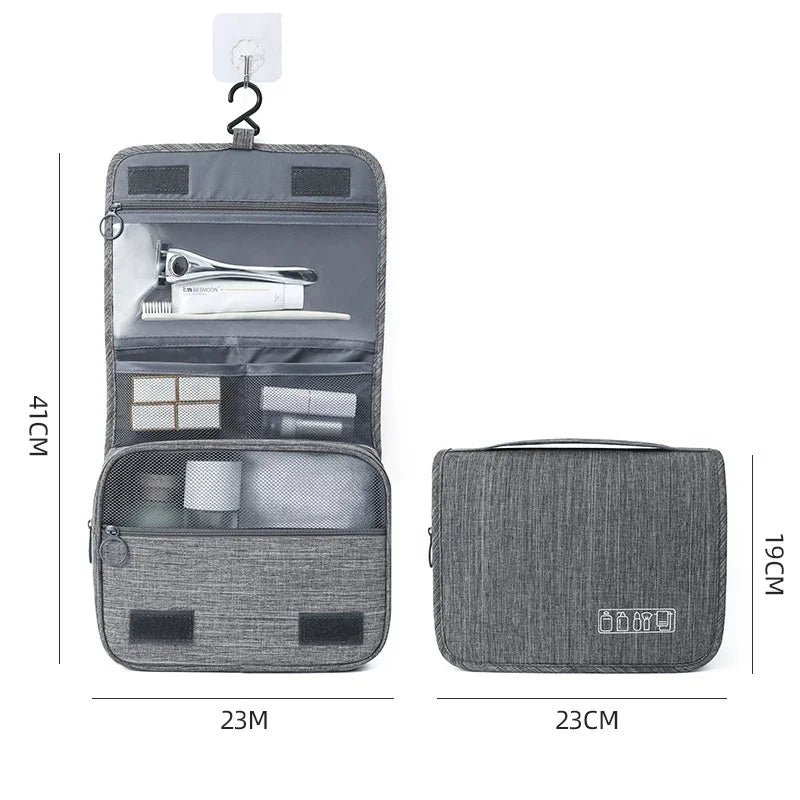 Sac portable gris en tissu avec plusieurs compartiments et une sangle de transport.