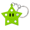 Un charm en silicone en forme d'étoile vert lime vif attaché à une clé en argent.