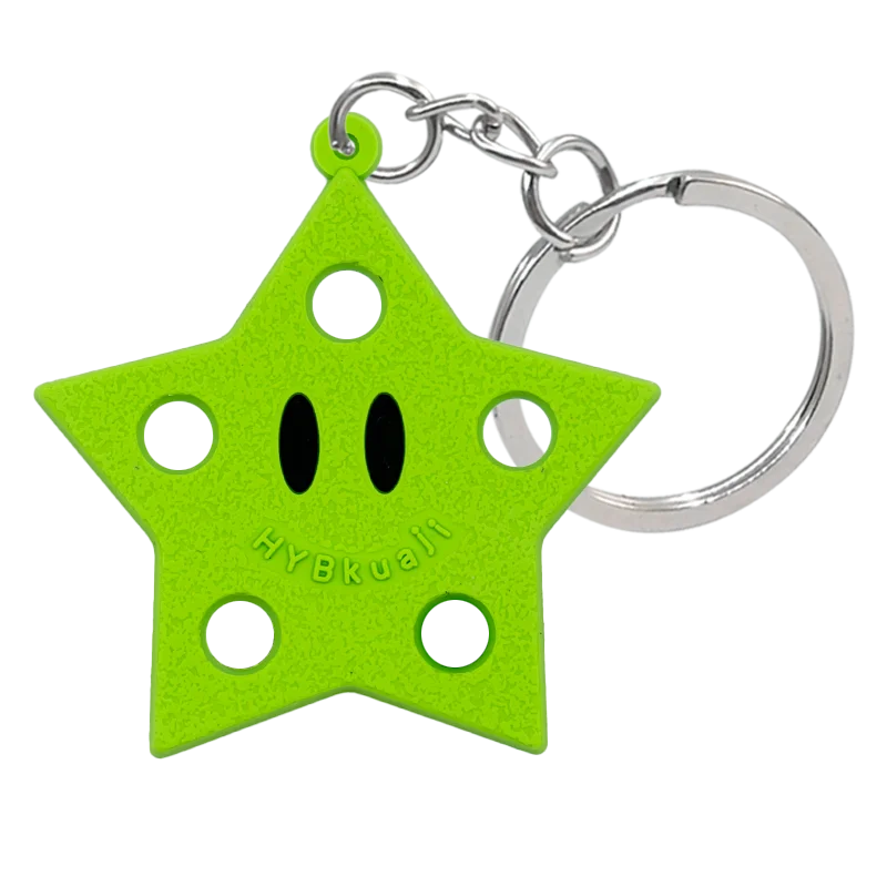 Un charm en silicone en forme d'étoile vert lime vif attaché à une clé en argent.