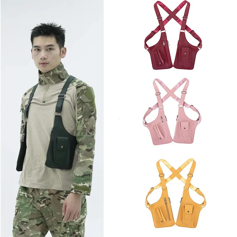 Eine Person in Tarnkleidung neben mehreren rosa und gelben PU-Leder-Handtaschen mit Geldbörsen