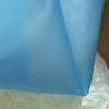 Gros plan d'un sac fourre-tout en gelée transparente bleu clair.