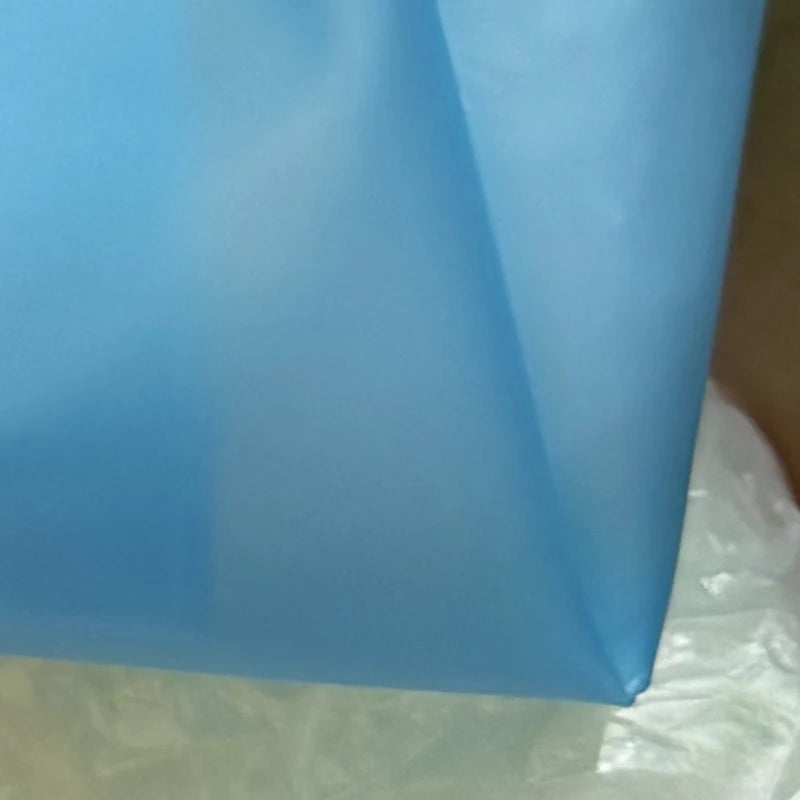 Gros plan d'un sac fourre-tout en gelée transparente bleu clair.