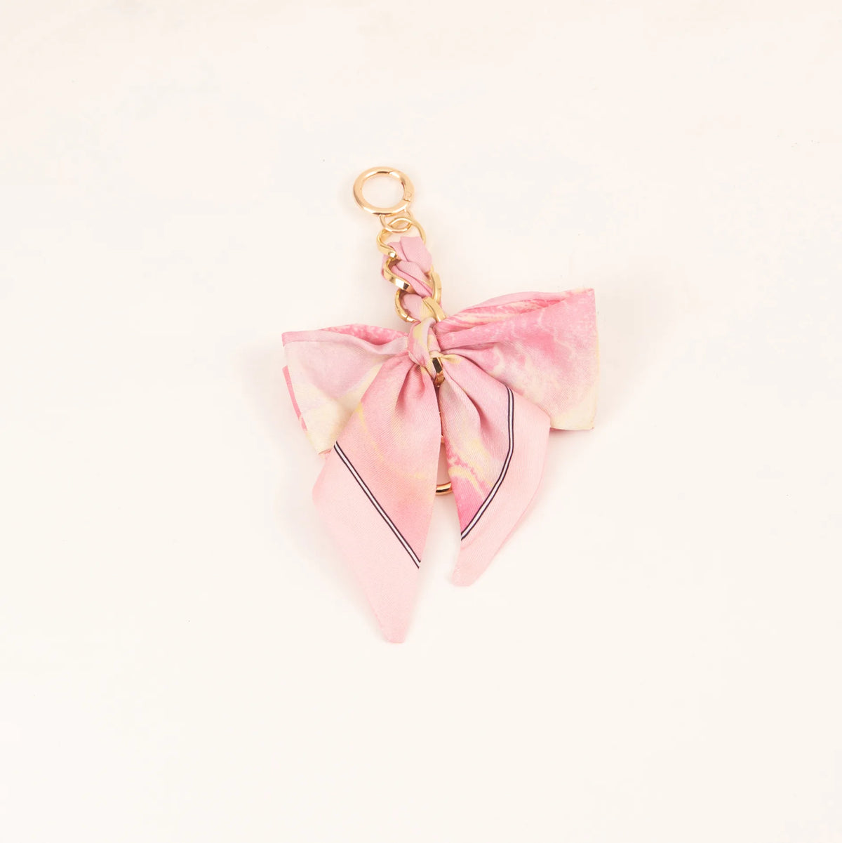 Lazo de seda floral rosa con hebilla dorada como llavero.