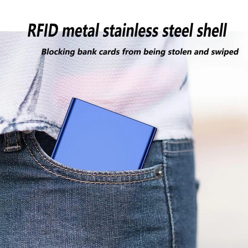 حامل بطاقة معدني أزرق ونحيف محمي بتقنية RFID، يظهر جزئياً داخل جيب بنطال جينز.