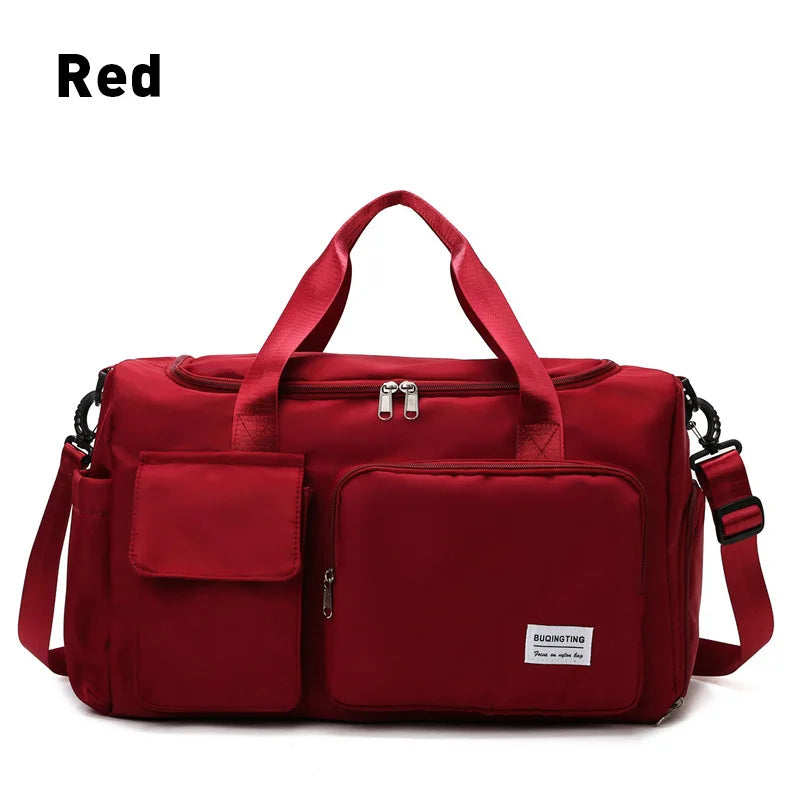 Rote wasserdichte Segeltasche mit zwei Fächern und Schulterriemen.