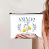 Bolsa de almacenamiento cosmético blanca con cremallera que muestra el texto 'Costa Amalfi' y ramas de olivo.