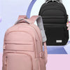 Una mochila rosa junto a una negra, destacando el diseño ligero para universidad y deportes.