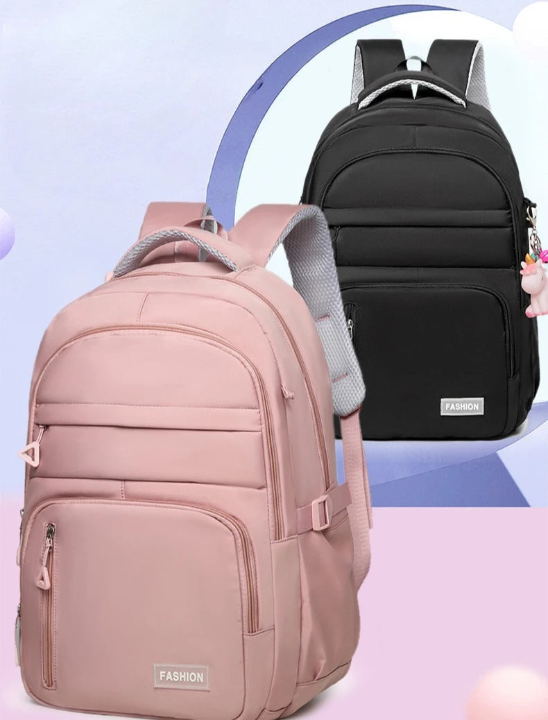 Una mochila rosa junto a una negra, destacando el diseño ligero para universidad y deportes.