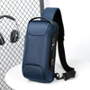 Dunkelblaue Designer Anti-Diebstahl-Crossbody-Schlingentasche mit schwarzem Riemen vor einem Drahtgitterhintergrund