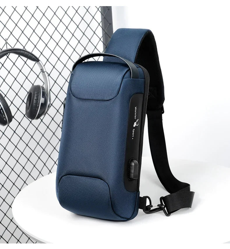 Dunkelblaue Designer Anti-Diebstahl-Crossbody-Schlingentasche mit schwarzem Riemen vor einem Drahtgitterhintergrund