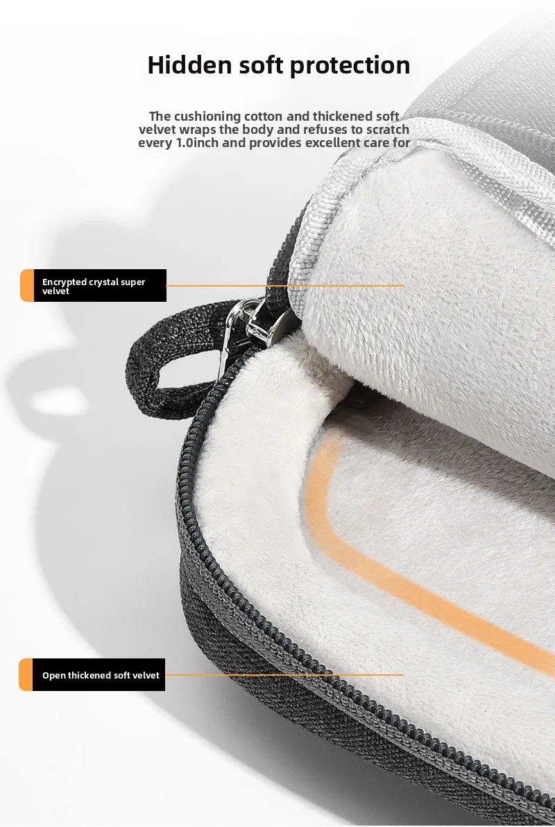 Gros plan d'une housse de laptop en velours gris montrant des fonctionnalités de protection cachées et des coutures.