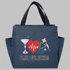 Bolsa de almuerzo de lona azul marino con un corazón rojo, una línea de ECG y un estetoscopio, con el texto Peace Love Nursin