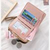 Pinkes Leder-Portemonnaie aus Kunstleder, geöffnet und mit Karten und Münzen auf einer weißen Fläche.