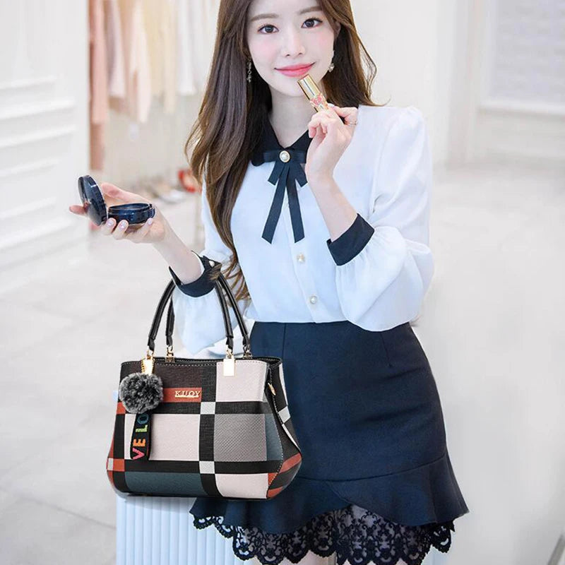 Une femme tient un sac bandoulière en cuir PU noir et beige en posant à l'intérieur.