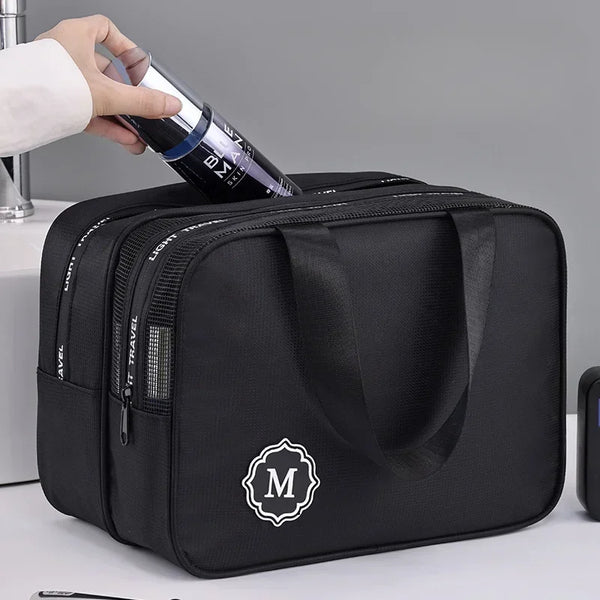 Un sac organisateur de maquillage noir sec-humide avec une main versant du liquide dedans.
