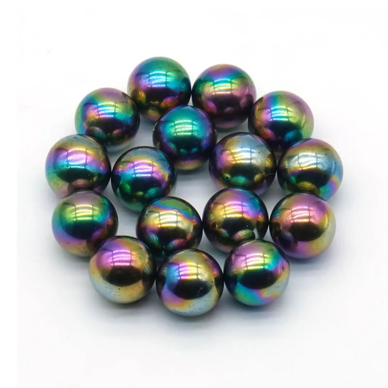 Ein Haufen irisierender, farbenfroher Glas- oder Harbsphären als Kühlschrankmagneten.