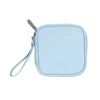 Estuche portátil multifuncional de color azul claro para auriculares con correa.
