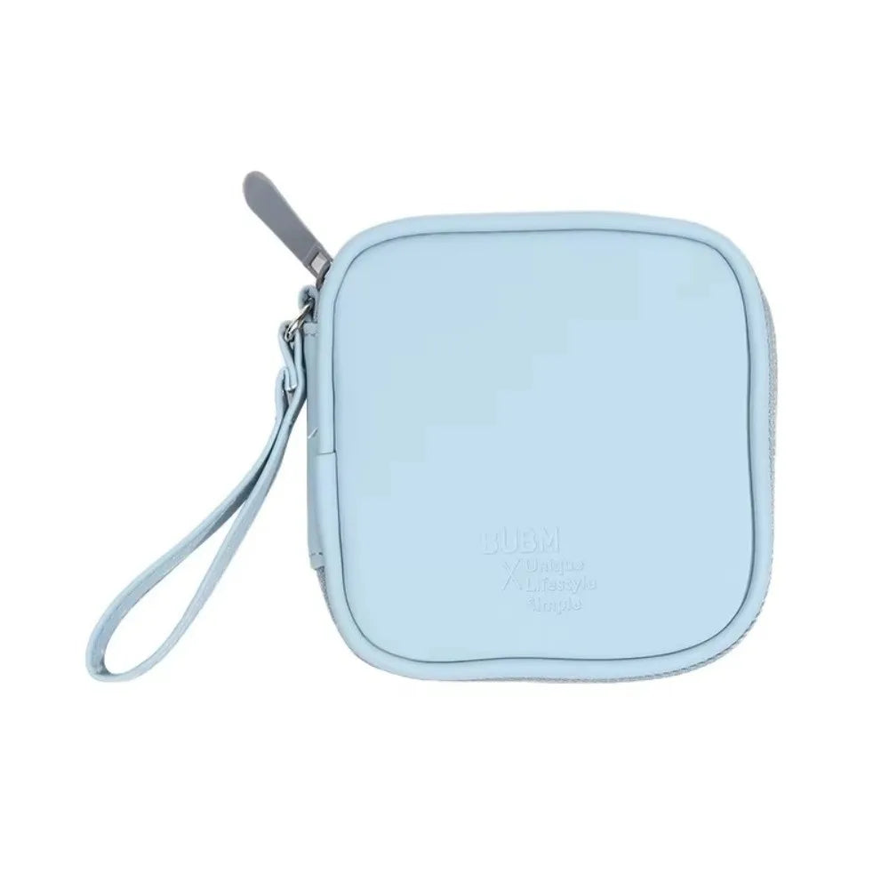 Estuche portátil multifuncional de color azul claro para auriculares con correa.