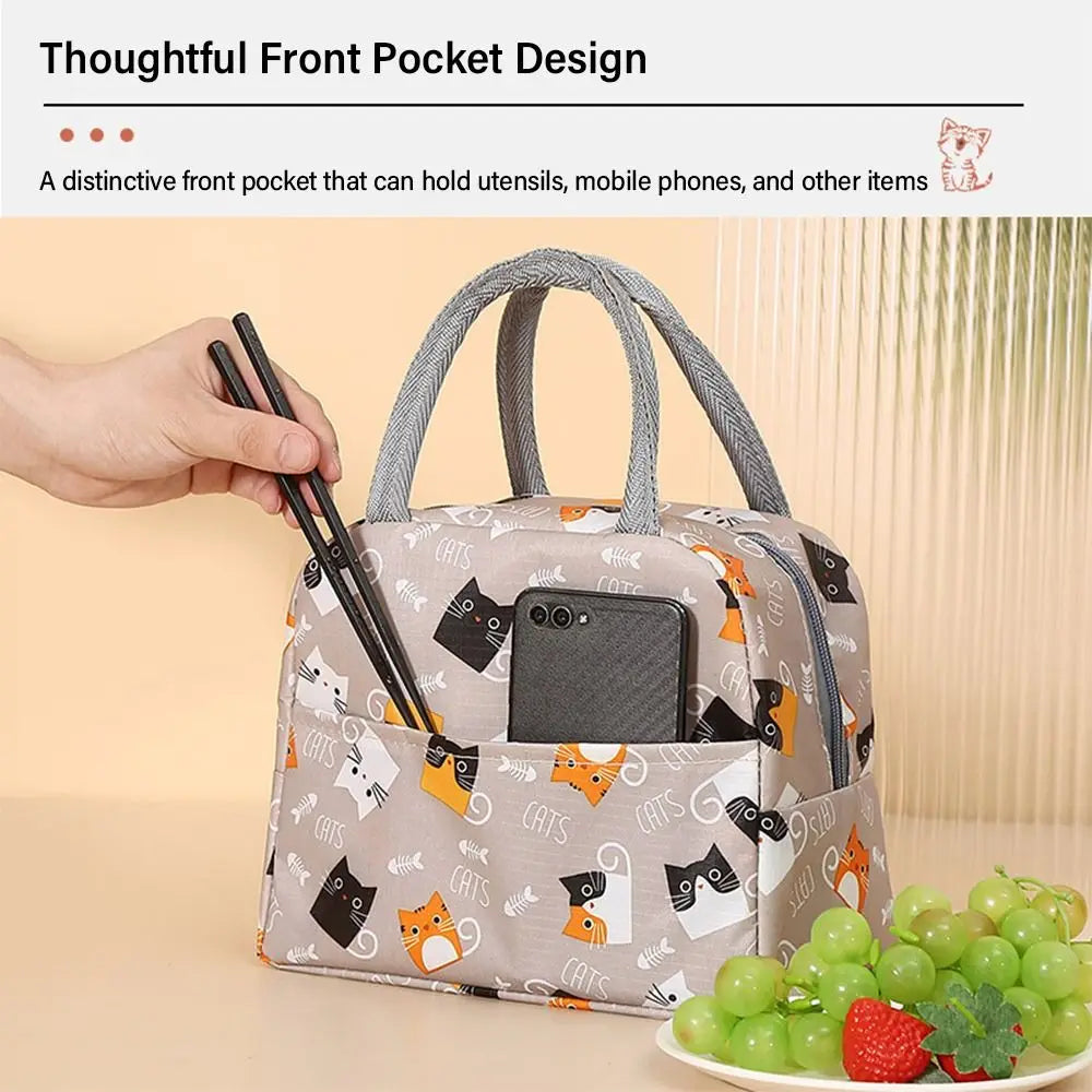 Sac à déjeuner en tissu oxford réutilisable avec une poche avant pour ustensiles et autres articles.