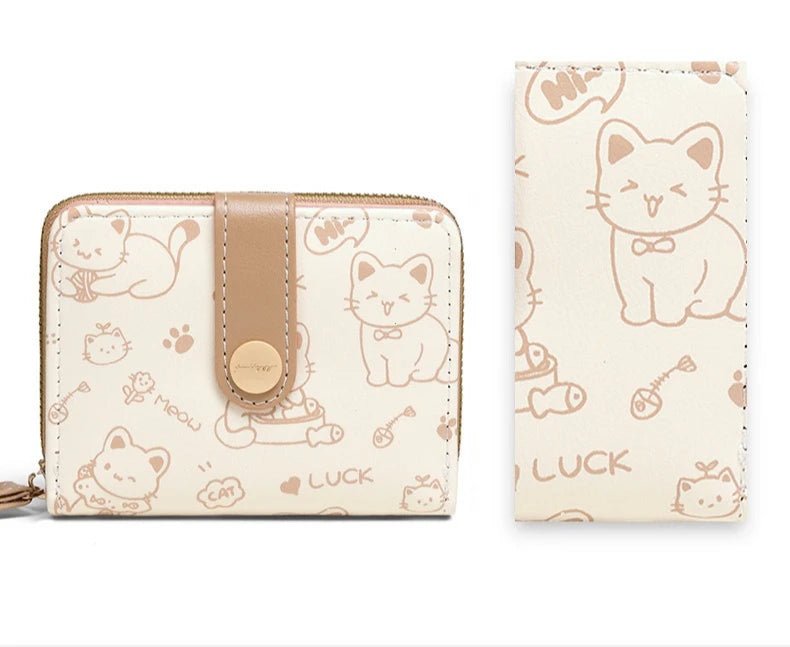 Beige Leder-Passgürtel aus Kunstleder mit süßen Katzenillustrationen und einem hellbraunen Lederriemen.