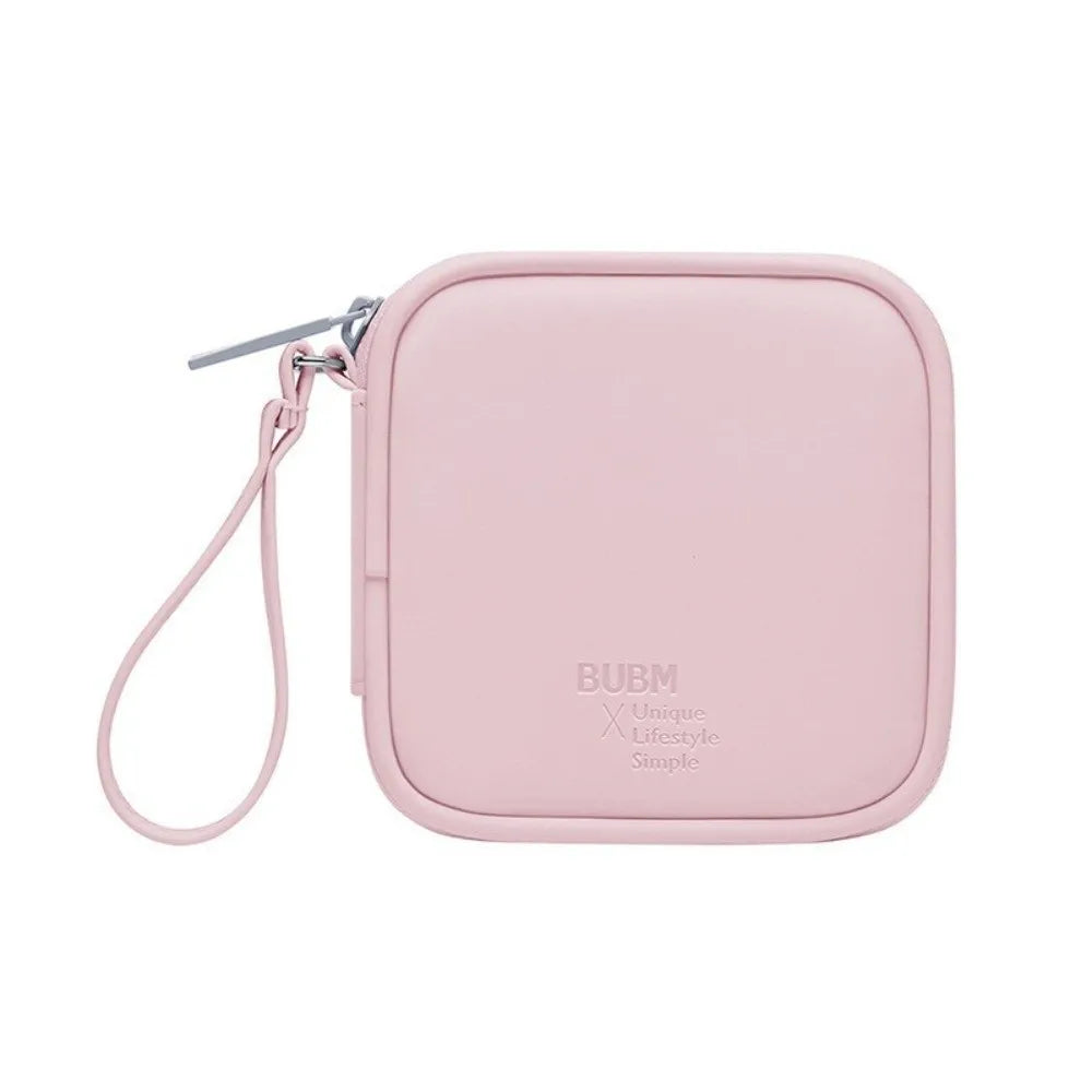 Bolsa portátil multifuncional rosa para almacenamiento de auriculares con clip plateado.