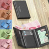 Cartera negra de cuero con varias tarjetas de colores y un pasaporte visible dentro.