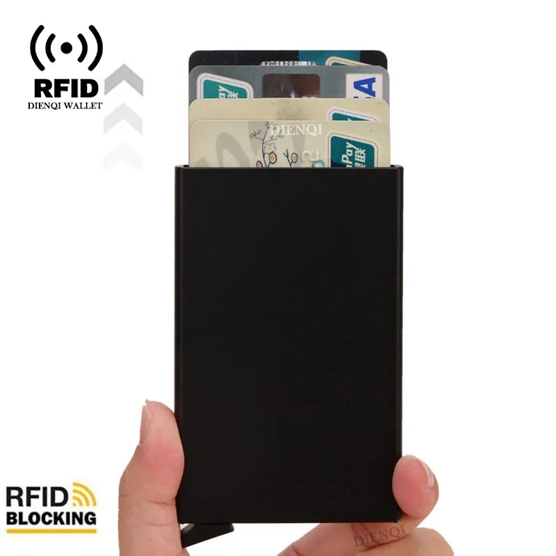 Cartera negra bloqueadora de RFID con varias tarjetas de crédito y una identificación.