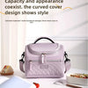 Una bolsa térmica de color lila claro con diseño acolchado, mostrada sobre una mesa blanca.