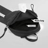 Bolso cruz impermeable negro con compartimento principal abierto y una bolsa interna visible.