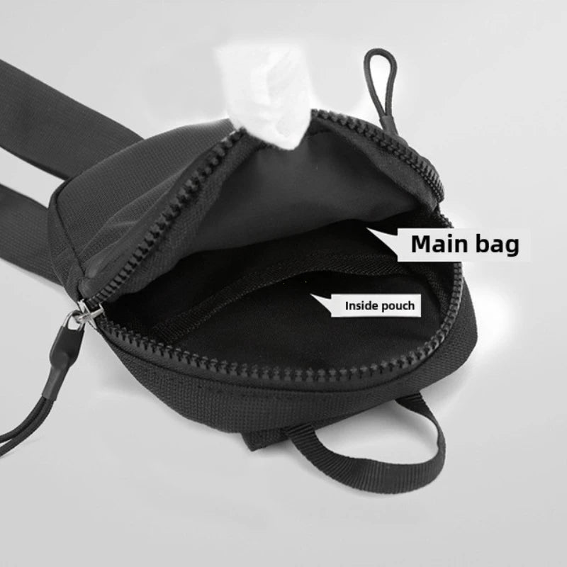 Bolso cruz impermeable negro con compartimento principal abierto y una bolsa interna visible.