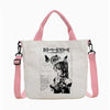 Una bolsa de tela blanca con tiras rosas y un diseño gráfico en blanco y negro.